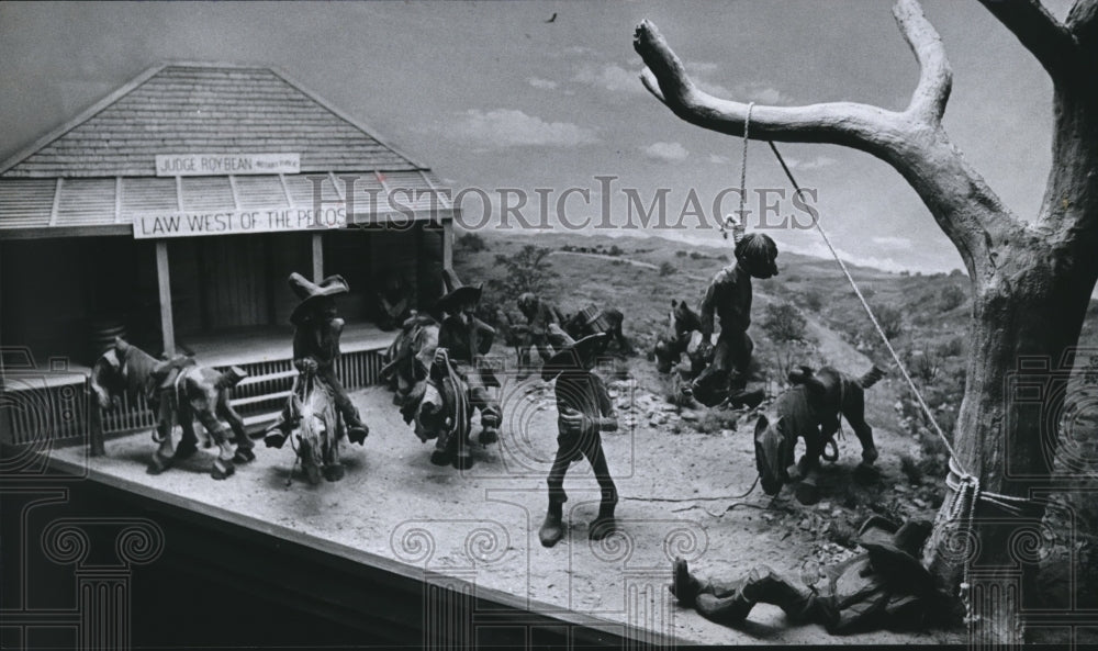 1974 Press Photo Humorous Depiction of Life in Langtry, Texas at Hall of Fame - Historic Images