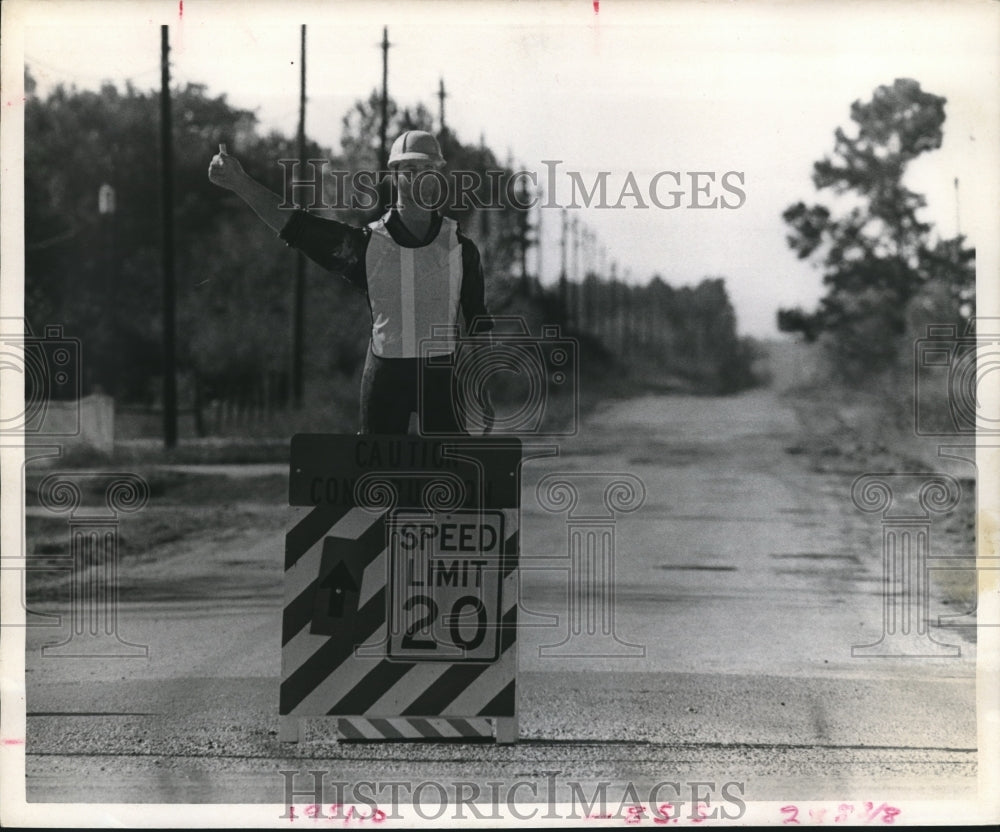 1972 Press Photo Dummy Replaces Flagman on Road Construction Site in Texas. - Historic Images