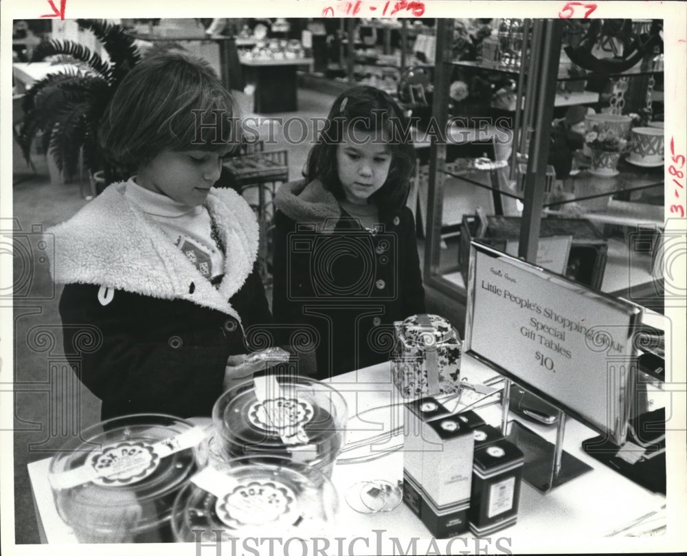 1978 Lauren &amp; Dorey Krinsky of Houston Do Some Christmas Shopping. - Historic Images