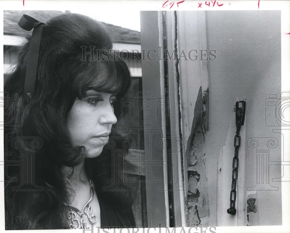 1974 Press Photo Barbara Cabness Looks At Moulding After Houston Burglary. - Historic Images