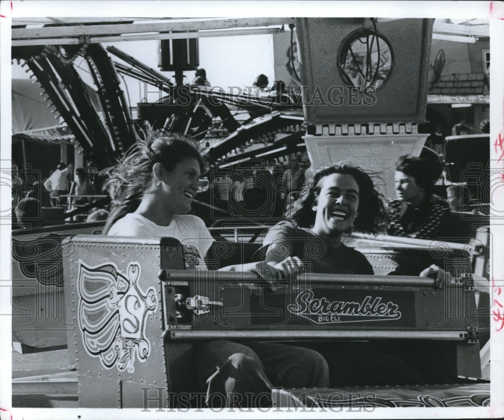 1977 Press Photo Kids on A Big L Scrambler Ride At The Carnival. - hca15866 - Historic Images