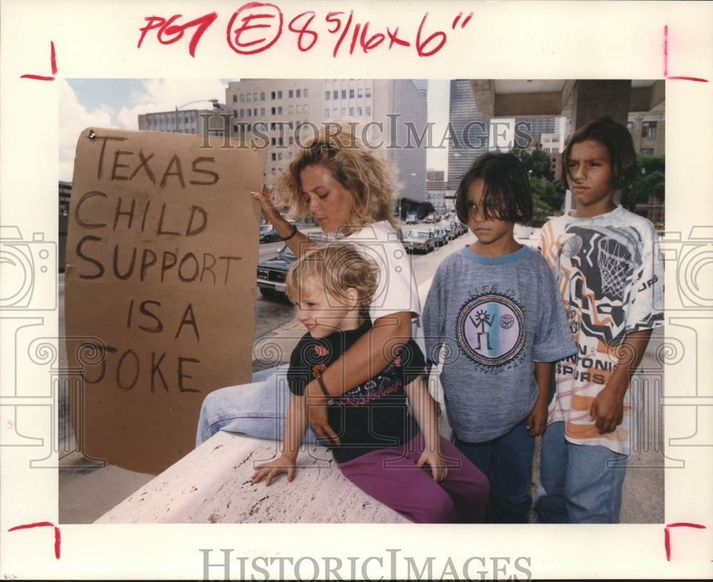 1992 Debbie Hooker and children complains about Texas Child support-Historic Images