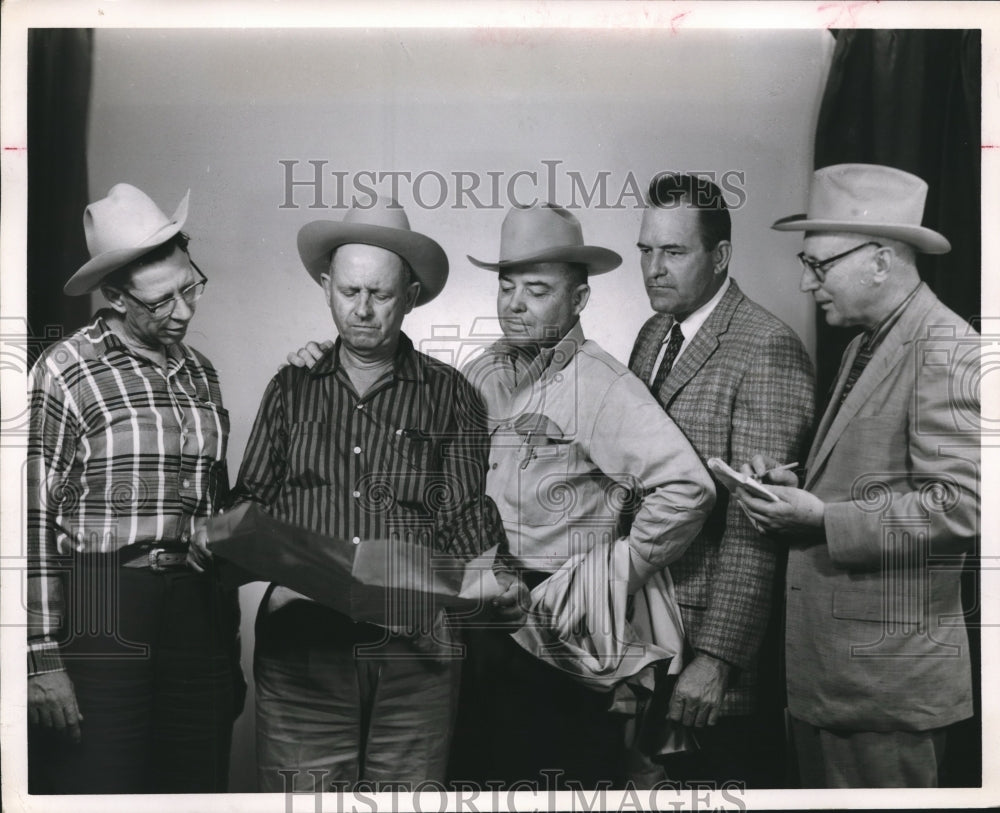 1958 Press Photo Texas farmers study Mexican Cotton - hca16014-Historic Images