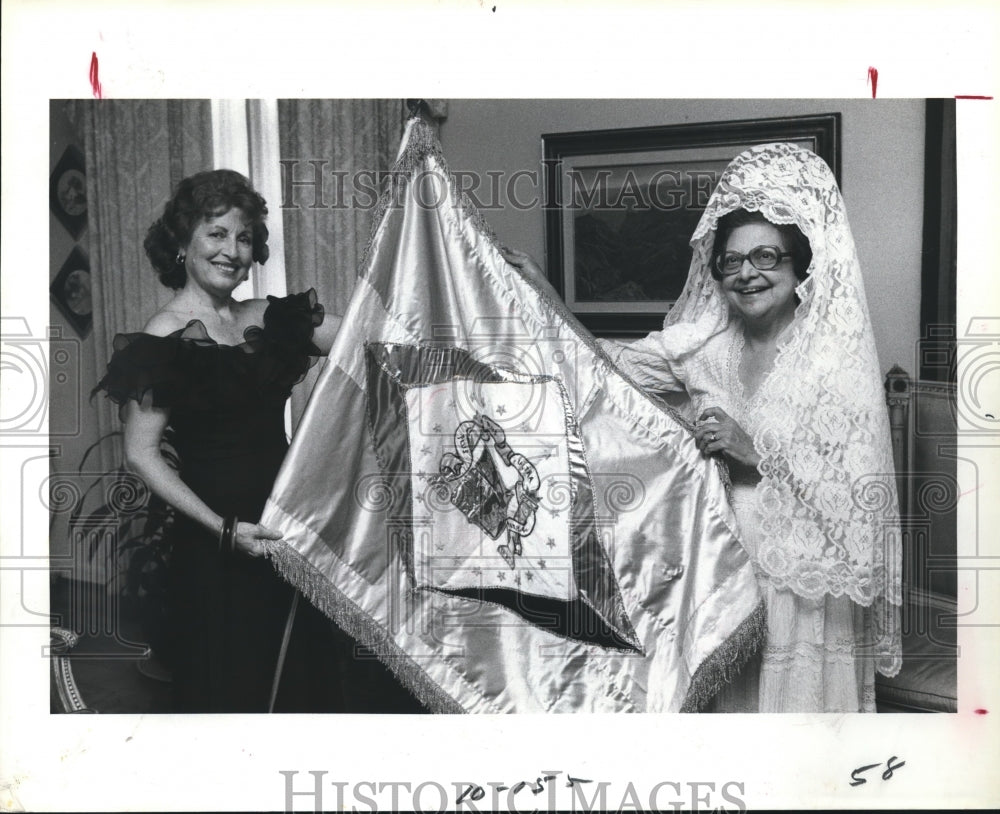 1981 Press Photo Mrs. Lauren Azios &amp; Mrs. Diamatina Suarez in Costumes. - Historic Images