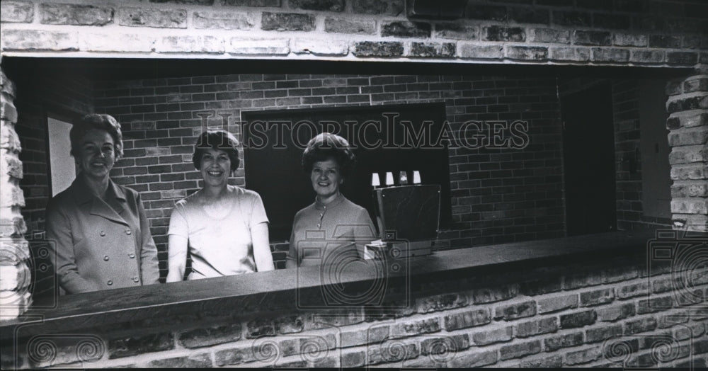 1970 Press Photo Ladies at the The Country Playhouse refreshment bar - hca16068-Historic Images