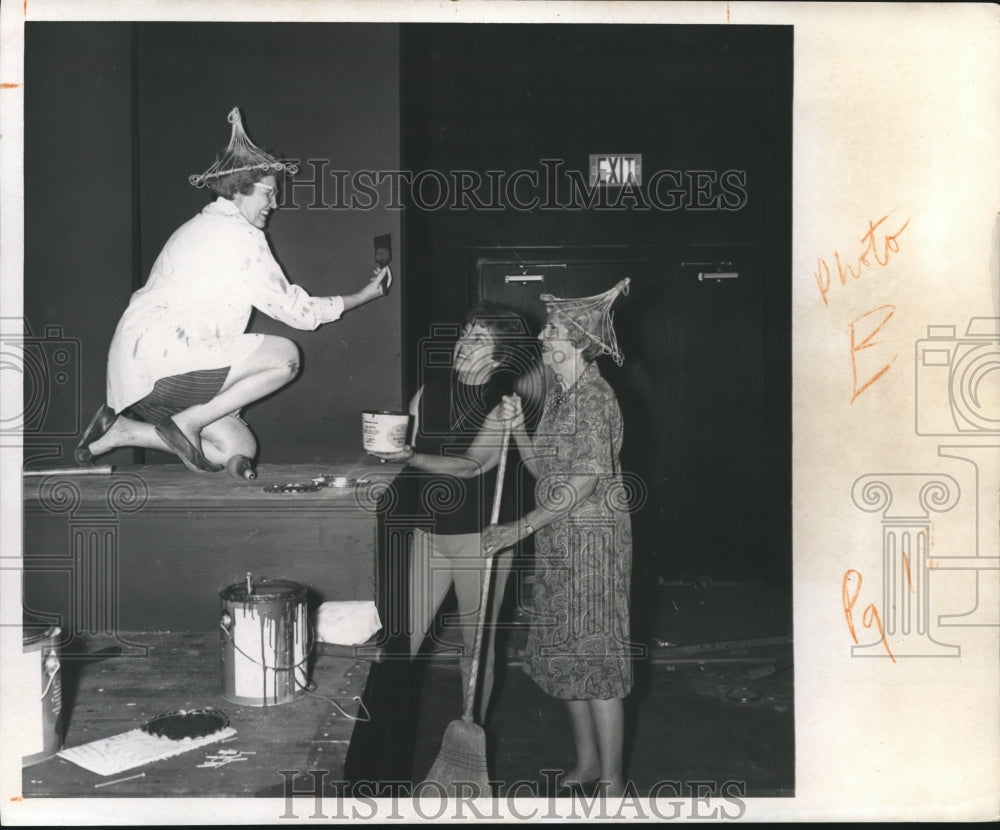 1970 Press Photo Members clean up and paint at The Country Playhouse - hca16070 - Historic Images