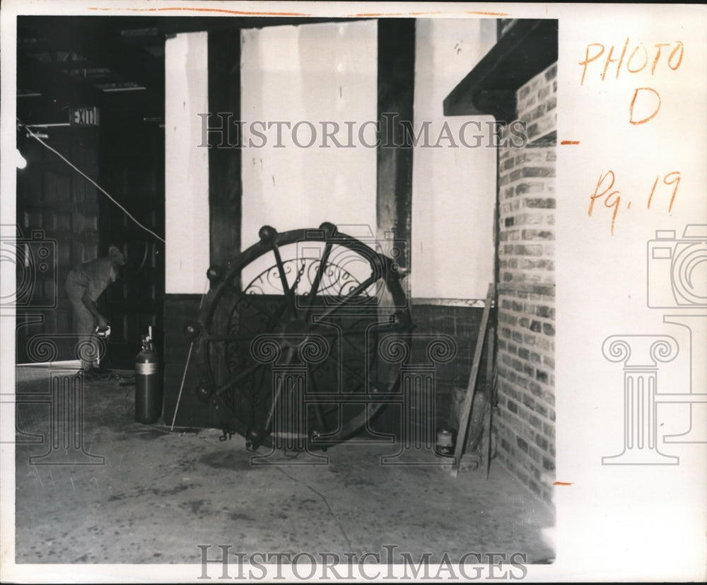 1970 Press Photo Chandelier leans against wall at The Country Playhouse - Historic Images