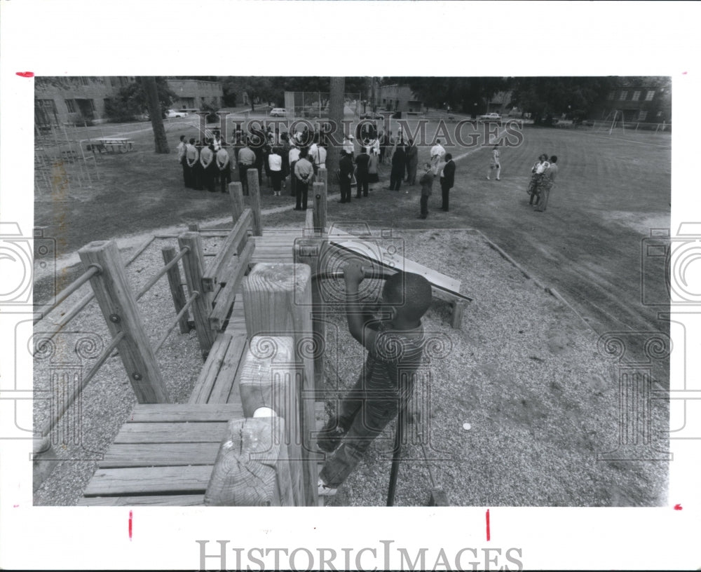 1993 Edison Taylor Watches City Officials Tour Cuney Homes, Houston - Historic Images