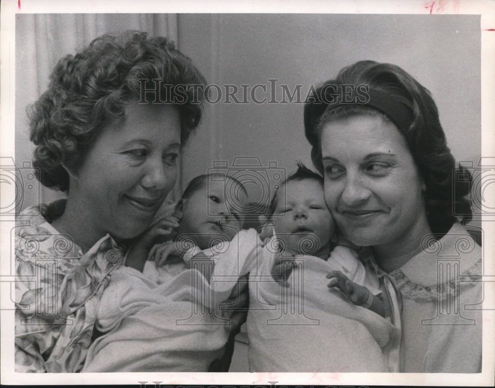 1964 Press Photo Mrs. Emanuel and Mrs. John Wagner give birth to babies, Houston-Historic Images