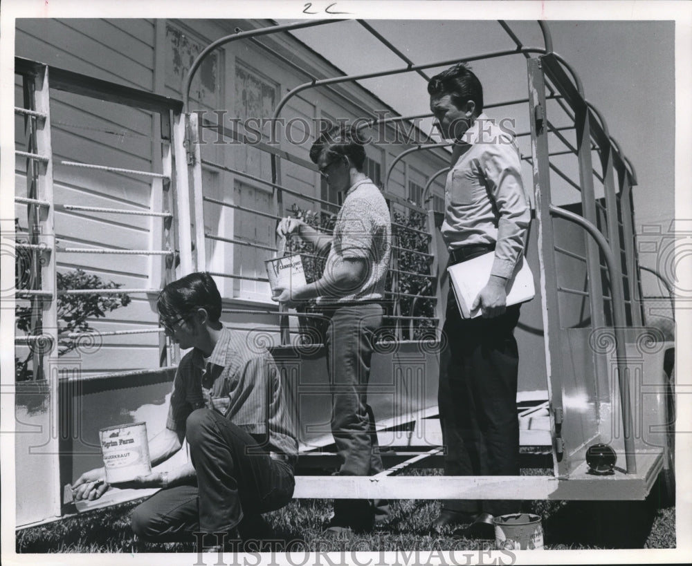 1971 Press Photo Students &amp; Advisor of Crosby High School Paint Trailer in Texas - Historic Images