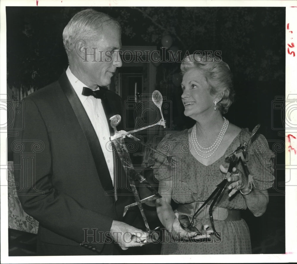 1984 Press Photo Clive and Nancy Runnels with Art Deco sculptures, Houston - Historic Images