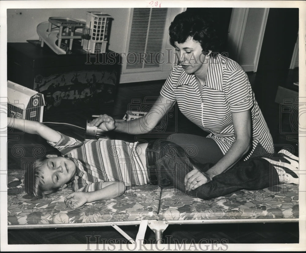 1972 Press Photo Annette McGee &amp; Son Cliff With Cystic Fibrosis. - hca16139 - Historic Images