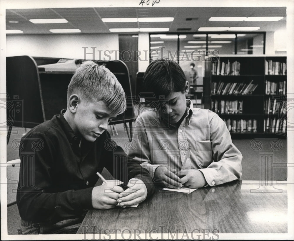 1968 Press Photo Brian Cornell and Bobby Turner at Cypress-Fairbanks schools, TX - Historic Images