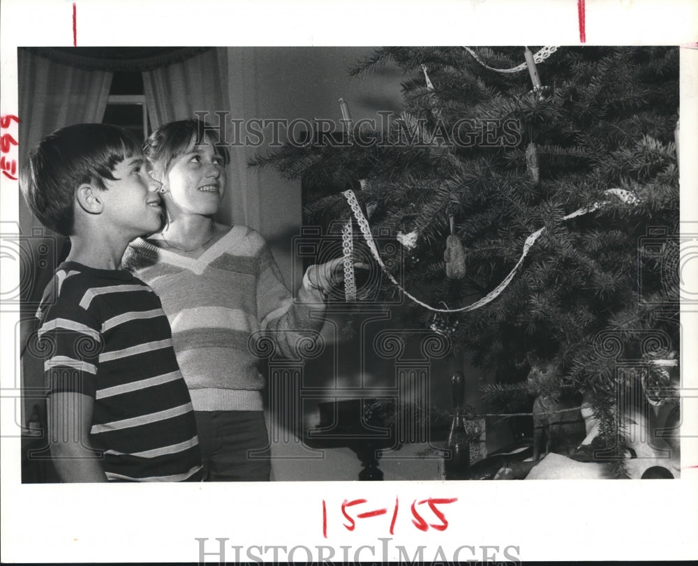 1979 Press Photo Todd and his sister Jill Bandy admire Christmas Tree in Houston - Historic Images