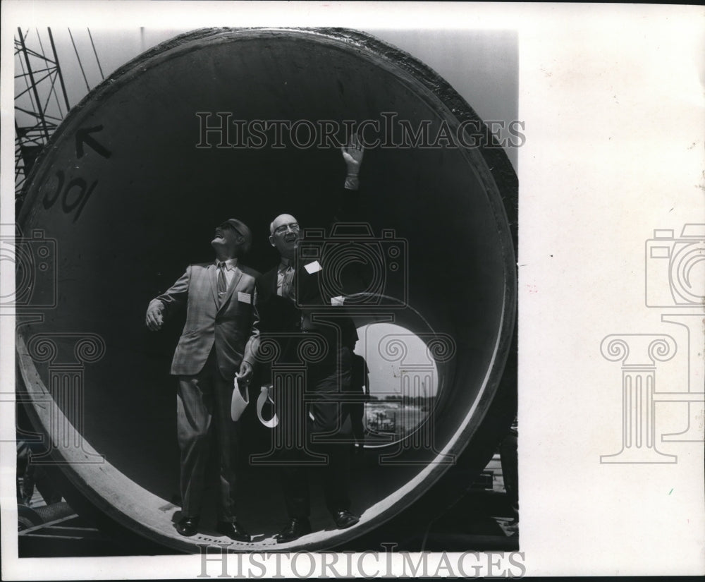 1971 Press Photo A.L. Miller &amp; Frank Mann of Coastal Industrial Water Authority. - Historic Images