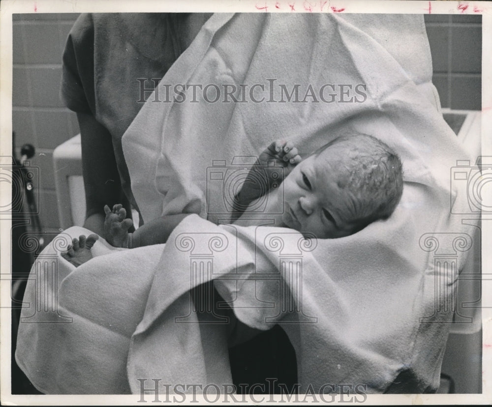 1961 Press Photo Baby Beth Elaine of Houston Wrapped in Warm Blanket After Birth - Historic Images