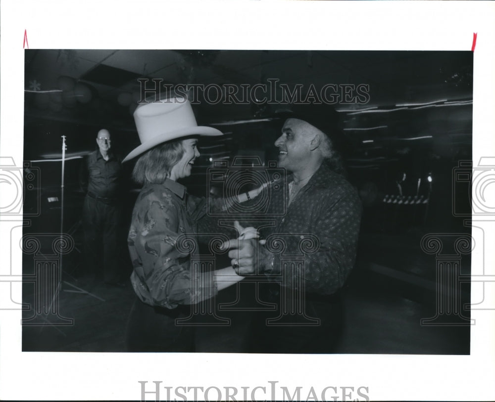 1992 Press Photo Michelle Bridge and Eddie Lopez Dance to Country Music. - Historic Images