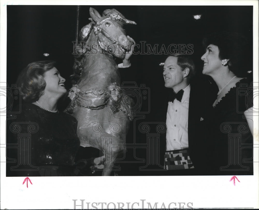 1989 Press Photo Officials of the Houston Covenant House admire a carousel horse - Historic Images