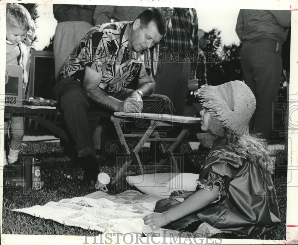 1961 Press Photo Creating Art in Corpus Christi, Texas. - hca16233-Historic Images