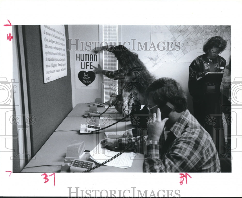 1991 Press Photo Volunteers Calling Potential Voters in Corpus Christi, Texas. - Historic Images
