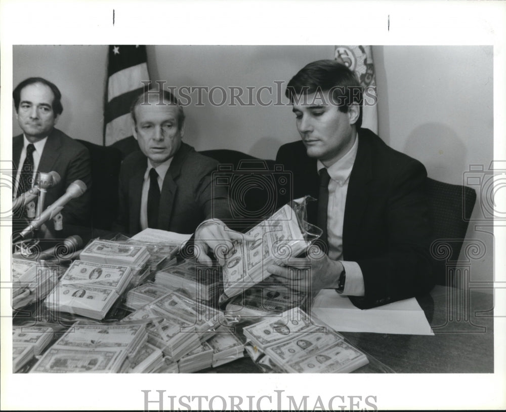 1986 Wilson Livingood & Jim Steele examine Counterfeit money Houston - Historic Images