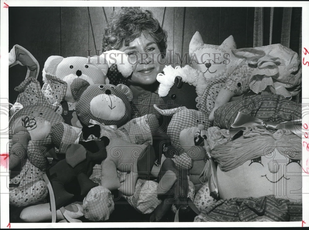 1985 Sharon Lemons With Stuffed Animals At Cottage Industries. - Historic Images