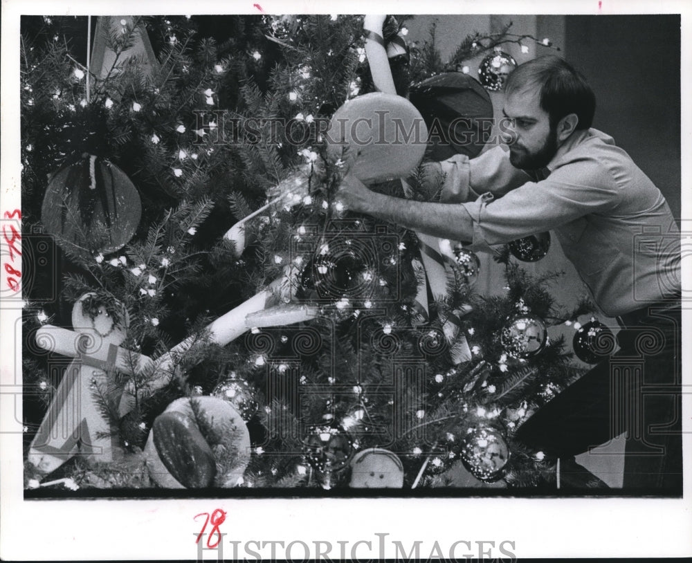 1977 Press Photo Gentleman Decorates A Christmas Tree in Houston. - hca16288 - Historic Images