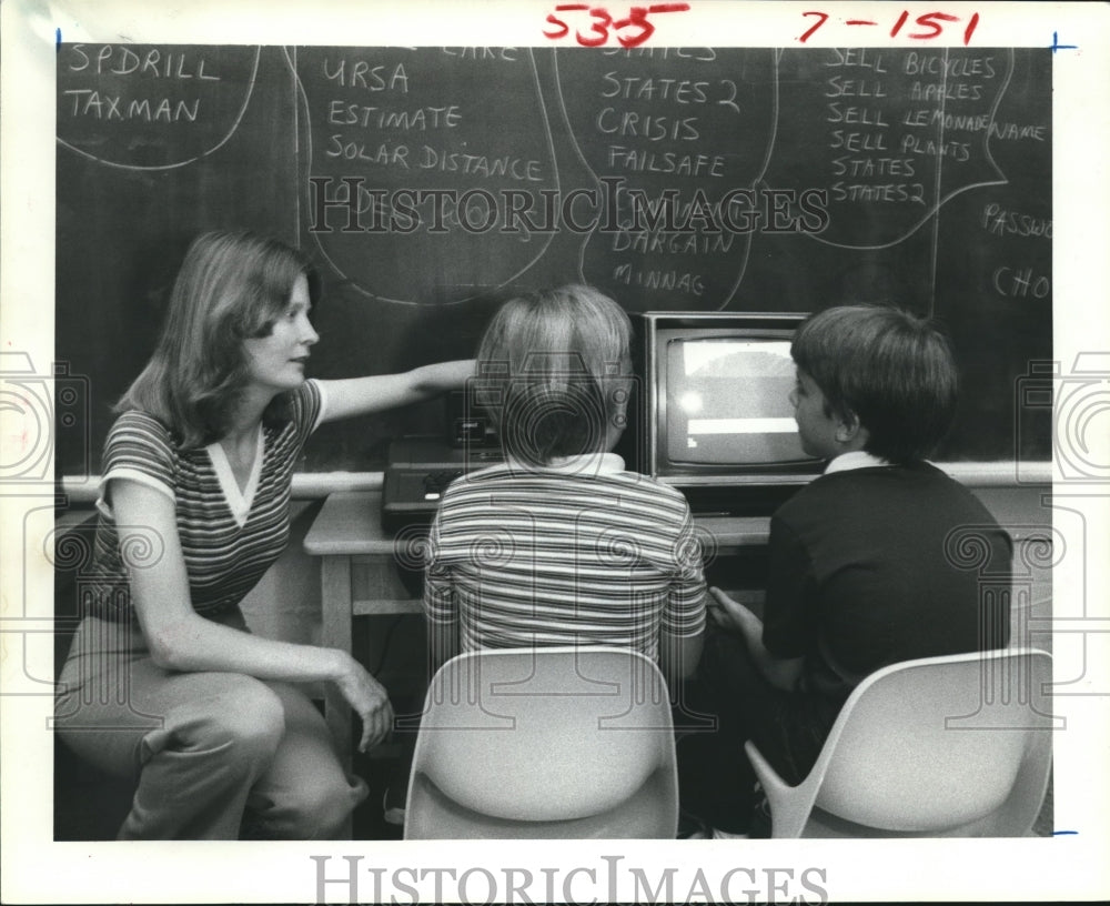 1981 Press Photo Dorothy MacInerney Helps Students with Computer Programming - Historic Images