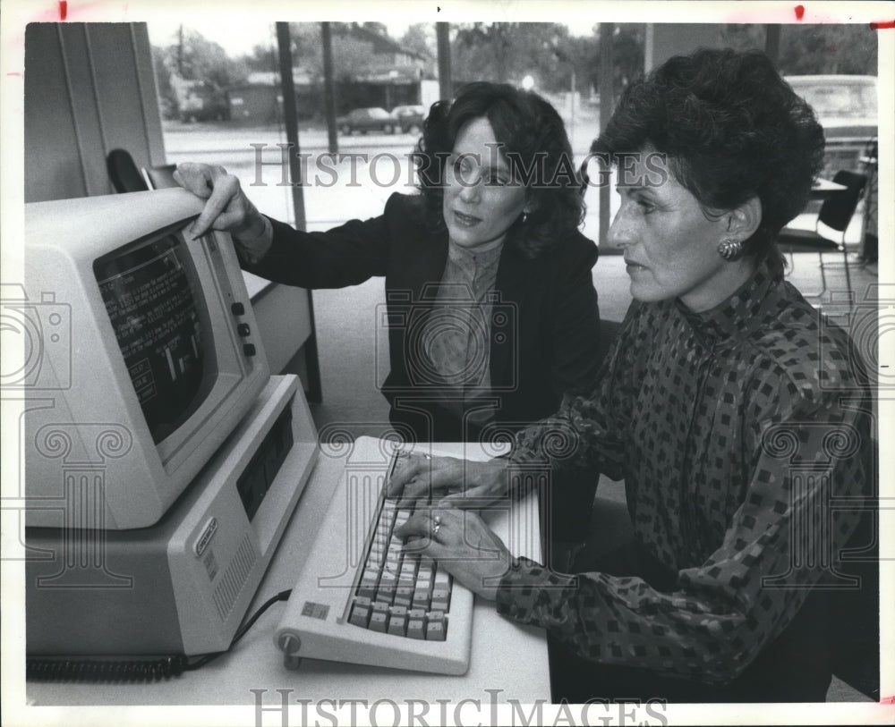 1984 Press Photo Betty Corbin Instructs Jane Cizik on Computers in Houston. - Historic Images