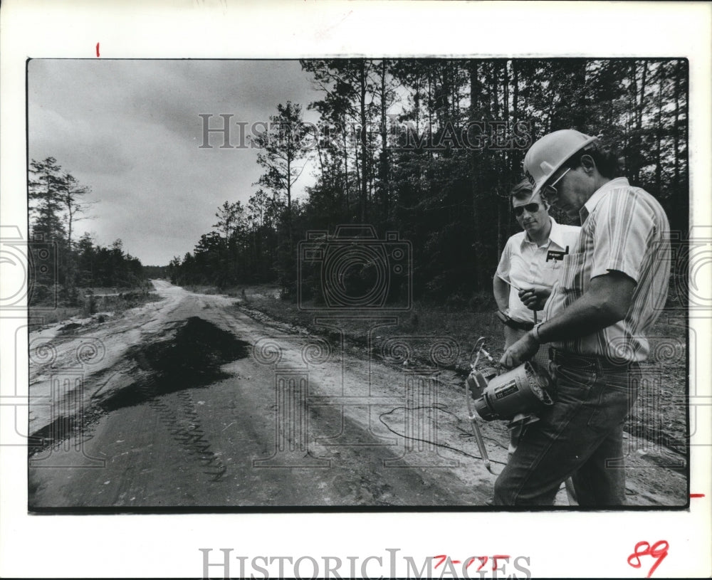 1979 Press Photo James Cunningham &amp; Herbert Dushane on graded road Corrigan, TX - Historic Images