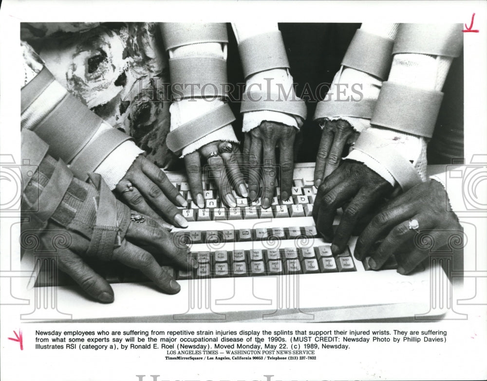 1989 Press Photo Employees with Carpal Tunnel Syndrome touch keyboard - Historic Images