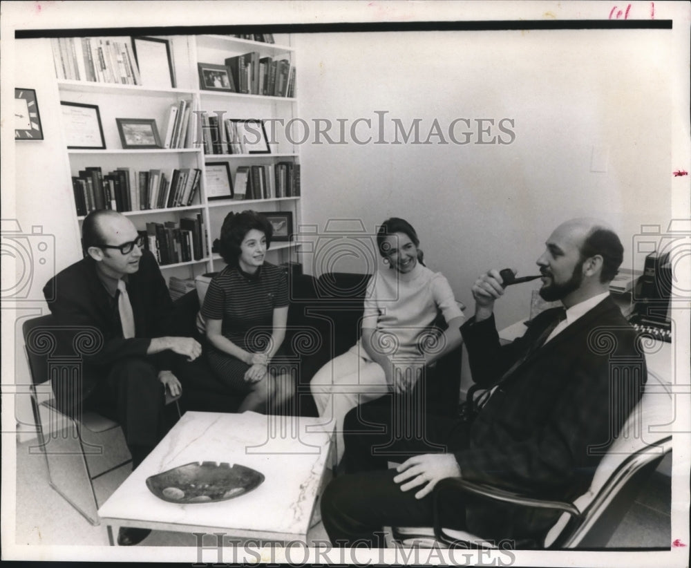 1971 Press Photo Mission and Education Committee at Covenant Baptist Church. - Historic Images