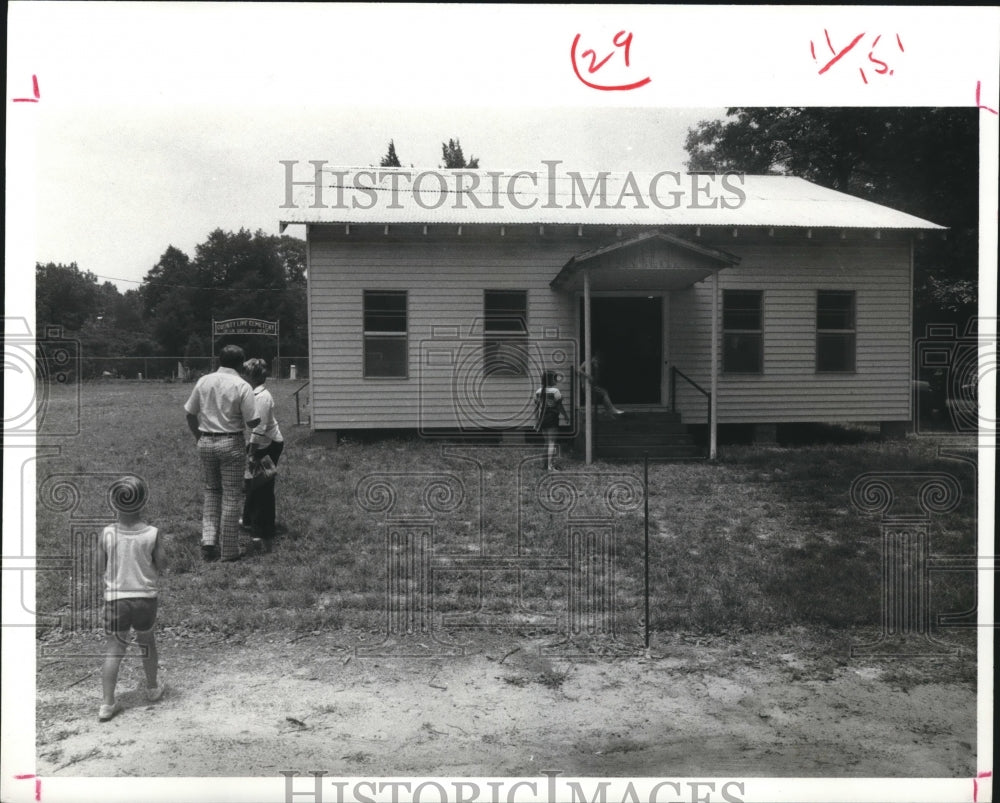 1977 Press Photo Family visits the County Line church and cemetery, Texas - Historic Images
