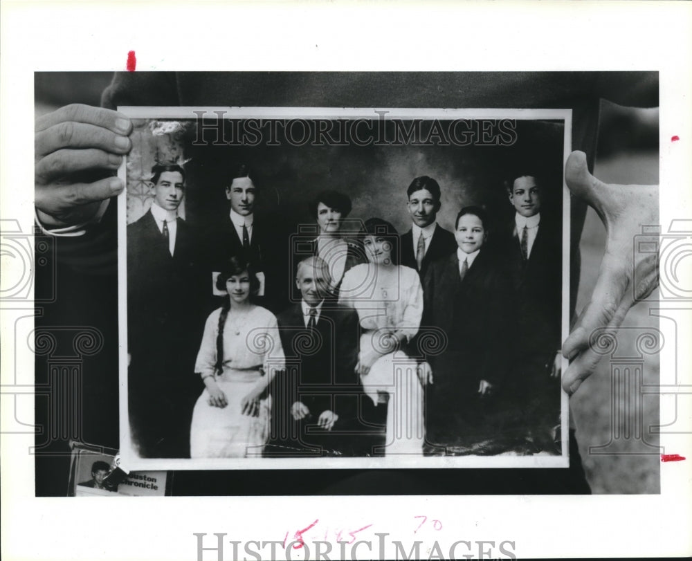 1985 Press Photo Family photo of the Christmas tree owners, Houston - hca16441 - Historic Images