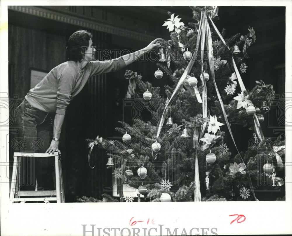 1984 Press Photo Cindy Wilkinson of Houston Places Decoration On Christmas Tree - Historic Images