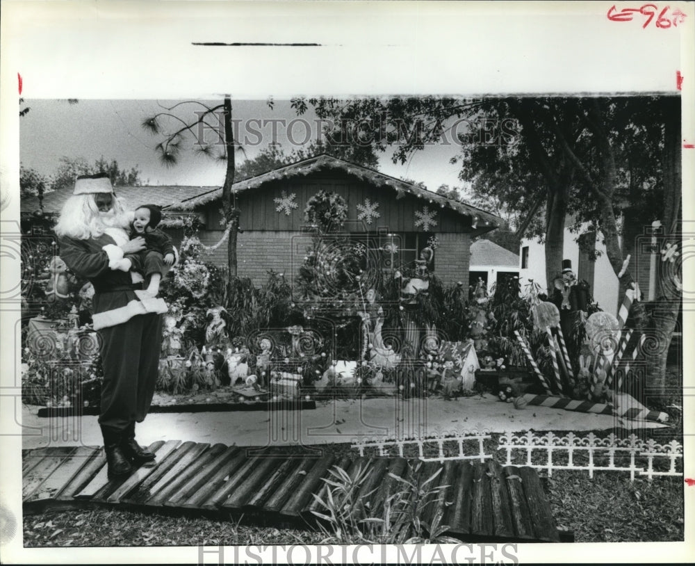 1978 Press Photo Gale Hicks &amp; Jon Kantelis With Christmas Decorations in Houston - Historic Images