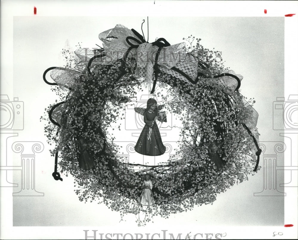 1981 Dried Baby's Breath Wreath Christmas Decoration in Houston. - Historic Images