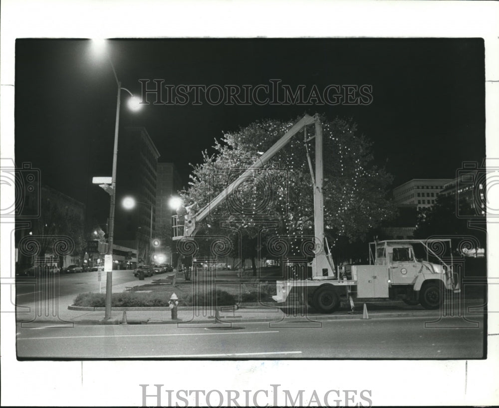 1986 Lawney Morales & Jesse Garca Hang Houston Christmas Decorations - Historic Images