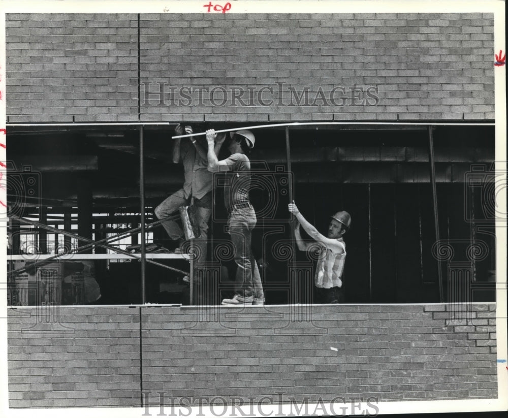 1980 Construction workers on Bawden Drilling Building, Houston - Historic Images