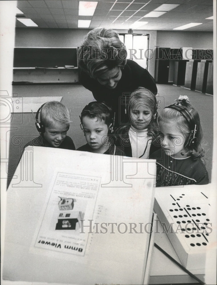 1966 Press Photo Teacher and students at Cypress - Fairbanks, Texas Schools - Historic Images