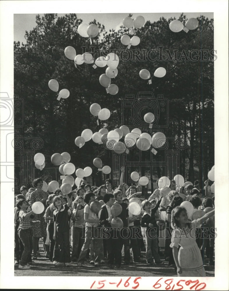 1981 Cypress-Fairbanks school students release helium balloons, TX - Historic Images