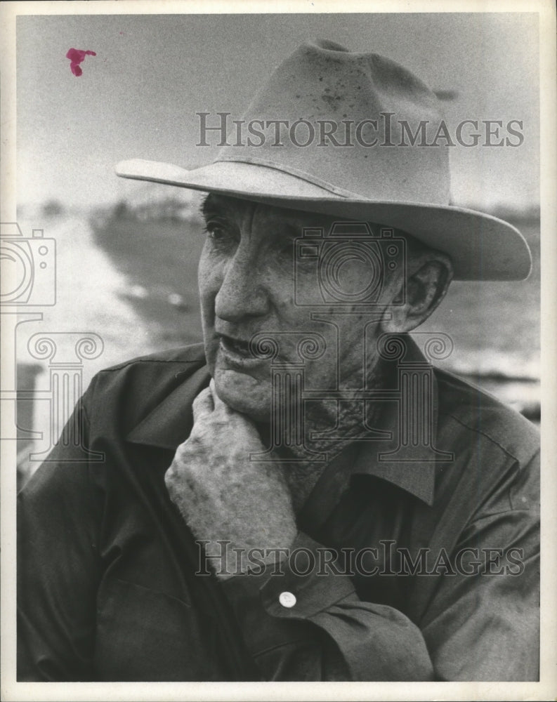 1967 Press Photo D.E. Sifford Weeps From the Memory of Hurricane Beulah. - Historic Images