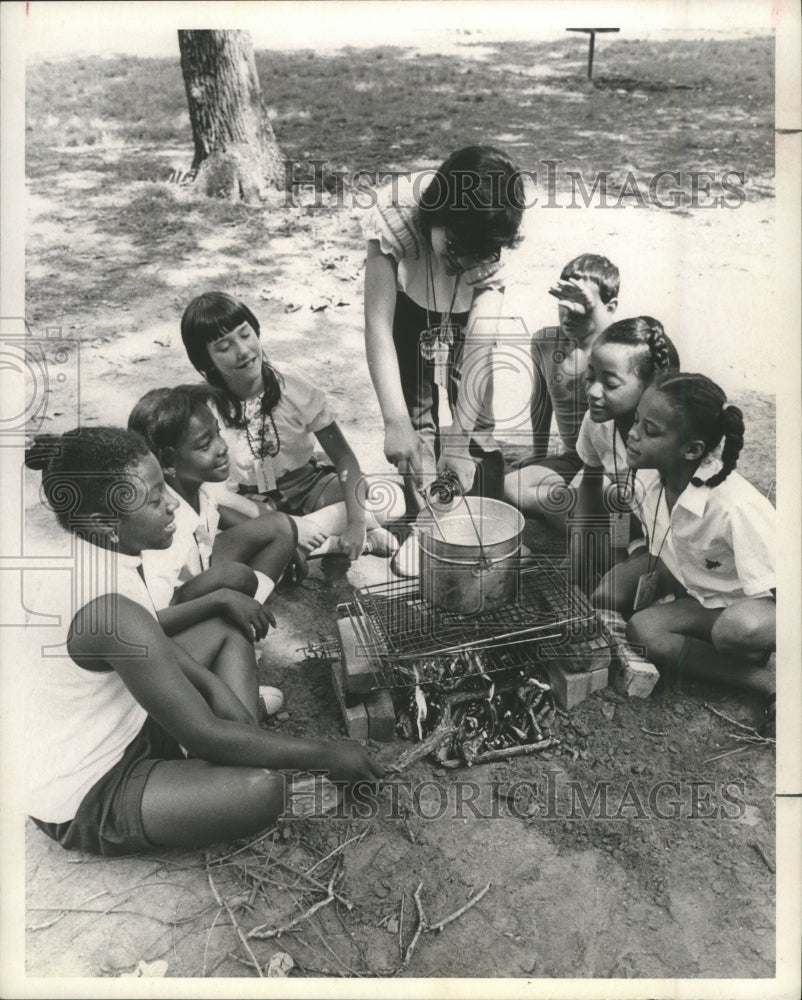 1974 Press Photo Group of Camp Fire Girls Cook Over An Open Fire MacGregor Park. - Historic Images