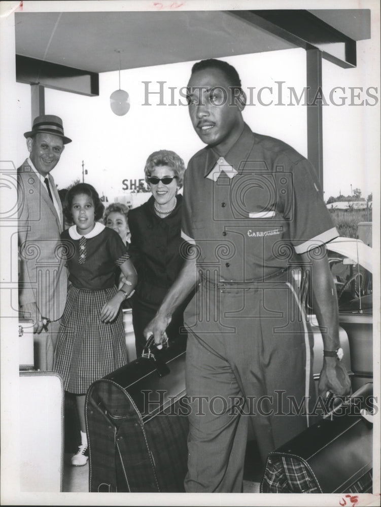 1960 Press Photo Gentlemen helps family with luggage - hca16532-Historic Images