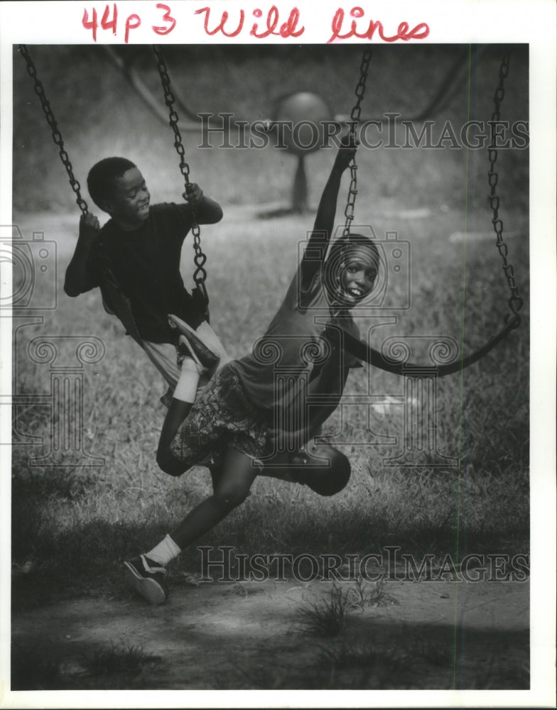 1992 Press Photo Children Anthony &amp; Casey Brown Along With Darnel Deroun Swing. - Historic Images