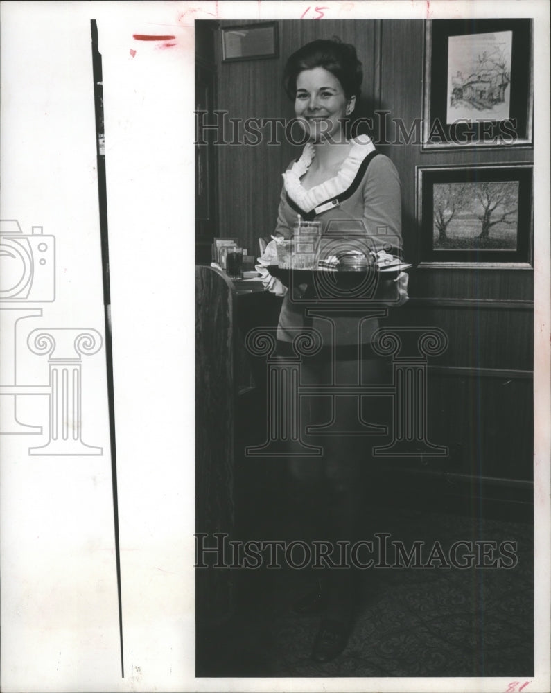 1971 Press Photo Cocktail waitress Leslie Ware at Lion Bar - hca16574-Historic Images