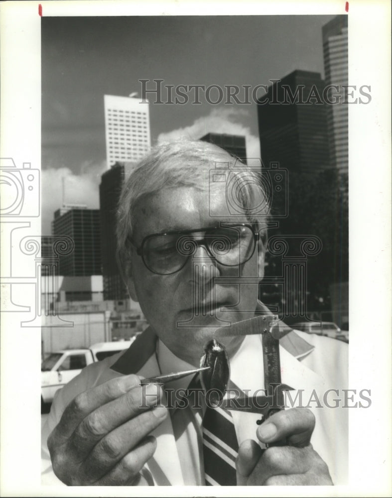 1986 Dr. Philip J. Hamman with winning cockroach - Historic Images