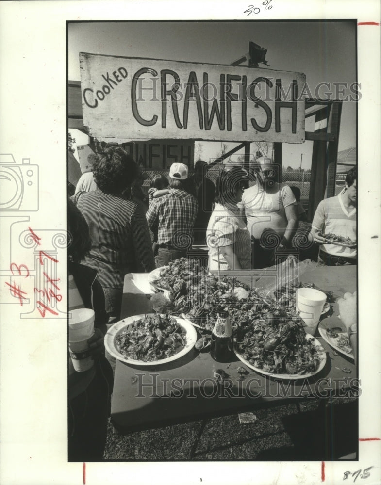 1983 Crowd Gathers For Cooked Crawfish At the Racing Festival. - Historic Images