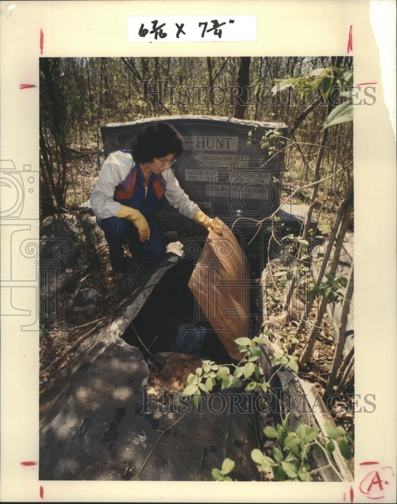 1989 Sonia Bergh &amp; Vandalized Grave in College Park Cemetery Houston - Historic Images