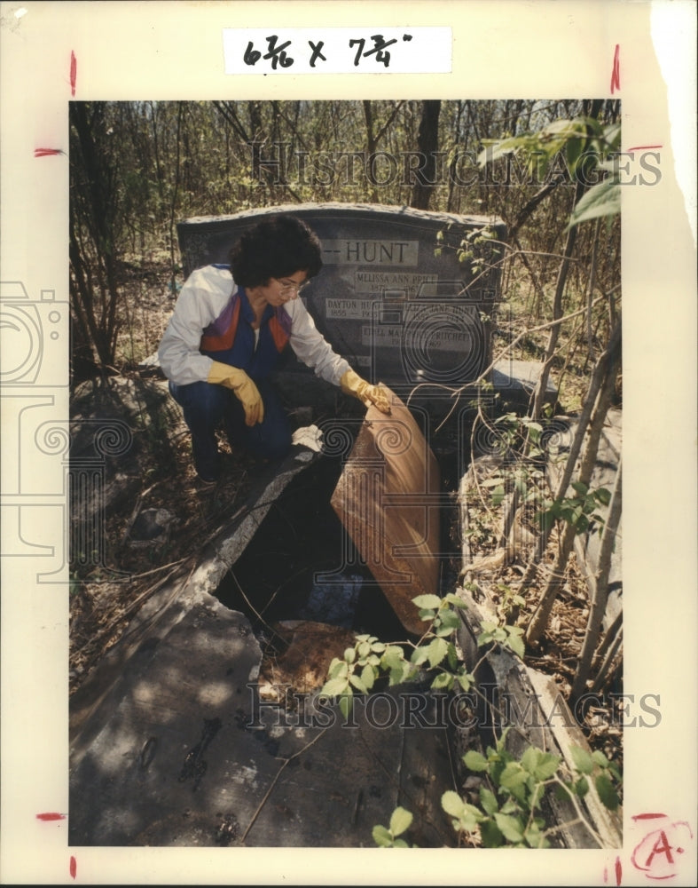 1989 Sonia Bergh & Vandalized Grave in College Park Cemetery Houston - Historic Images